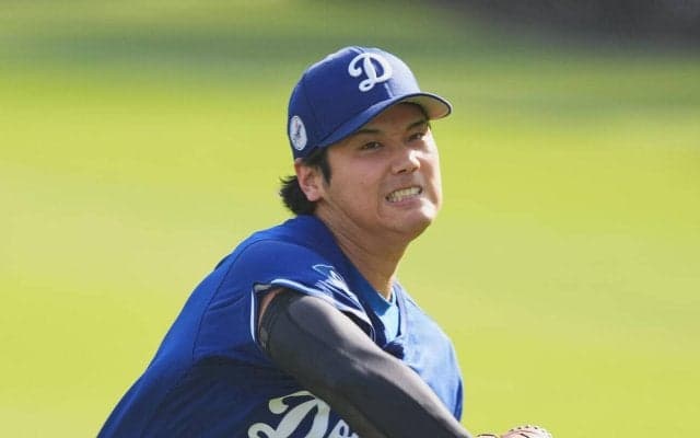 大谷翔平が試合前にグラウンドでキャッチボール　客席にボール投げ入れる“神対応”も