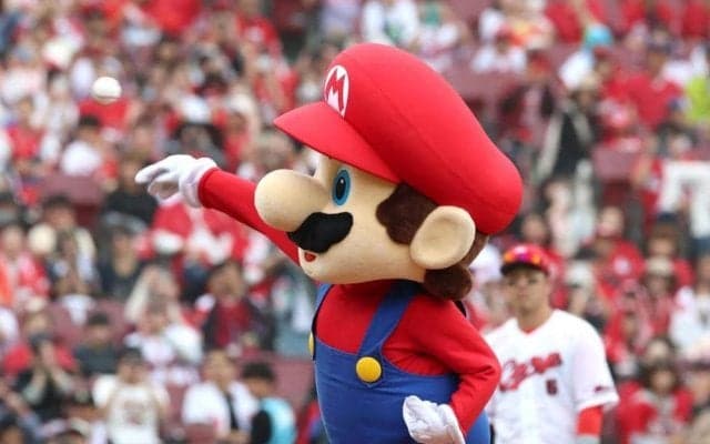 広島－オリックス戦でマリオが始球式　ワンバウンド投球にマツダから拍手　各ベースは「ハテナボックス」