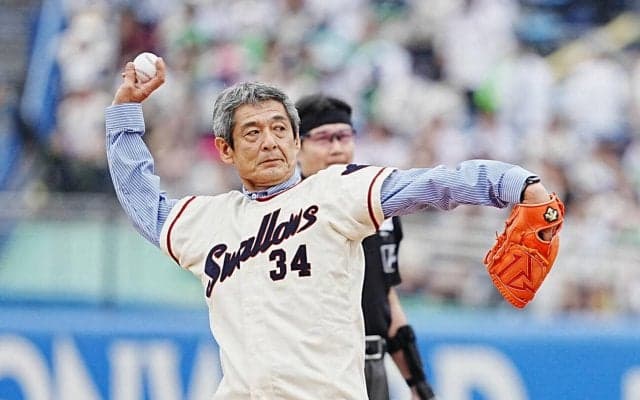 金田正一さん長男の俳優・金田賢一、神宮で始球式　父が国鉄時代に使用したユニホーム姿で登板