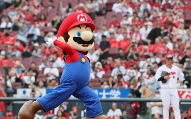 【広島】マリオが始球式で登板、ワンバンながら豪快な投球「ハテナブロック」モチーフのベースも