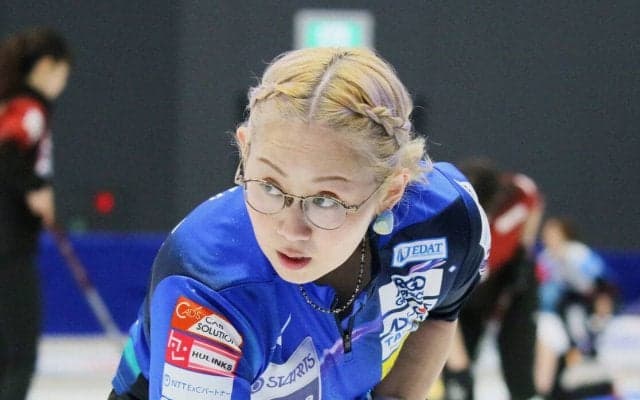 【カーリング】トレードマークは金髪、丸めがねに笑顔　ロコの新顔、小穴桃里「笑っているか、爆笑しているかのどっちかです」…「スマイル」全開発進、日本選手権第１日