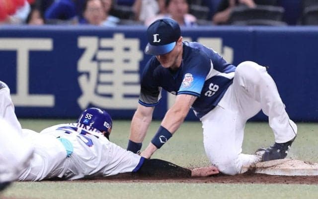 あってはならないプレーが…延長11回、2死満塁でまさかの一塁牽制死　勝負所で見えた西武と中日の「明確な差」