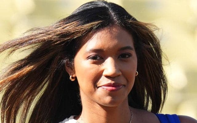 ドジャース女性リポーター、爽やかな水色ノースリーブ姿　ワンちゃんとで笑顔「ドッグデー」