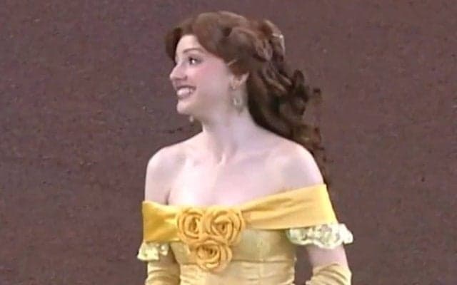 デコルテくっきり…「気絶しちゃうくらい興奮」　金ぴか“お姫様”の一投に感動「超かわいい」