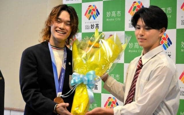 五輪スノボ銀の山田選手　妙高で表彰式「実はビビリ。次は金めざす」