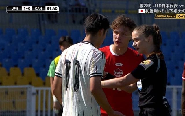 U-19日本代表戦で小競り合い勃発→主審が慌てて仲裁 18歳新鋭FWの“強気な振る舞い”にファン反応「気持ち入ってるな」