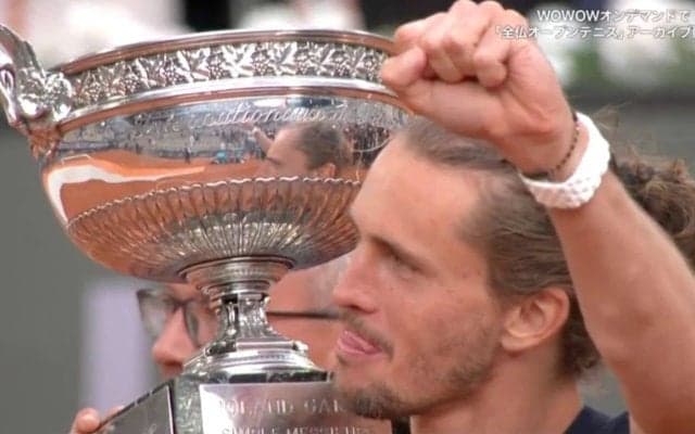 「ついに！」赤土から仰いだ景色は…？全仏OP悲願の初優勝のズベレフ、“大の字”での感涙にファンも歓喜「とてつもなく長いトンネル」