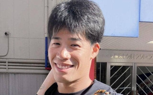 衝撃２ショに「並んでいると本当に兄弟」　ヤクルト・塩見「思わずお兄さんと呼んでしまうほど！」と元サッカー代表ＤＦとの対面報告　ＳＮＳ「どっちかわからんかった！」「そっくり！！」