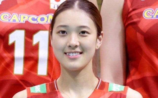 可愛すぎんか！？ひょっこり石川真佑＆佐藤淑乃は美人選手と並んでピース　バレー女子日本代表　激戦後のコート裏オフショットに騒然　ＮＬ開幕４連勝