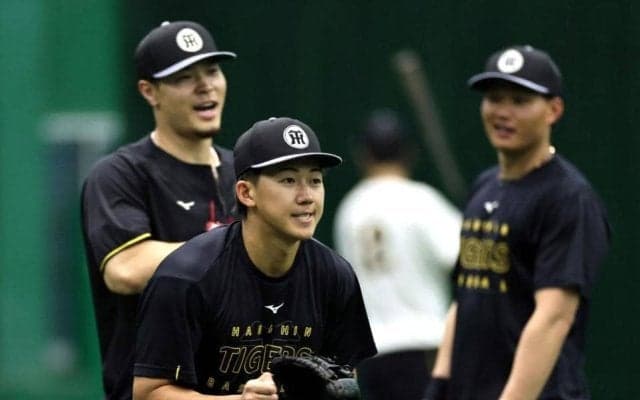 阪神・ドラ１立石正広がニッコニコ　中野から馬乗り＆森下とは目を真ん丸にして爆笑　雨天中止後に先輩とほっこりシーン　２試合連続適時打で気分も上向き？