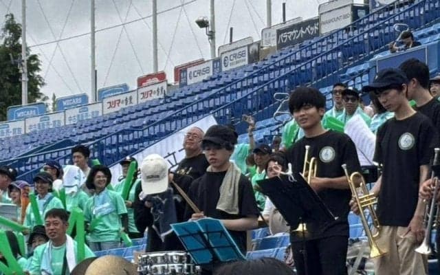 えっ何でいるの！？平日９時の神宮スタンドに大物芸人が！応援団に混じってメガホン叩いてるｗ中継にも映し出されて周囲は騒然ｗ故郷愛が溢れすぎ！