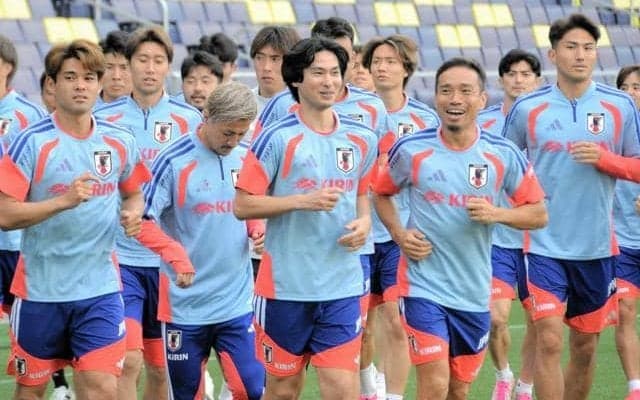 南野拓実が合流「100%チームのため」　W杯選外もメンターとして