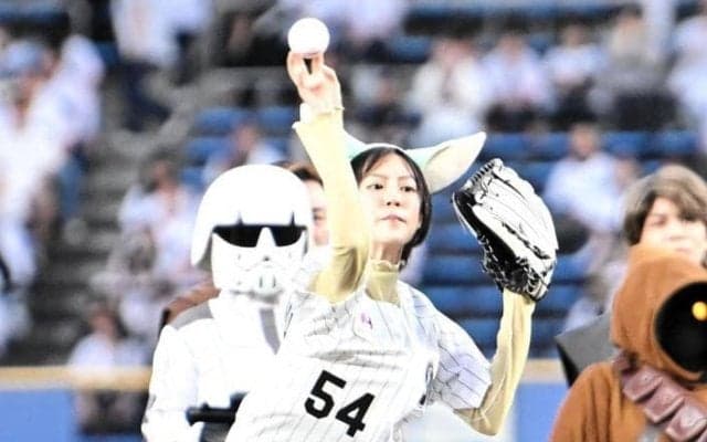 ロッテ　恒松祐里が自身初の始球式　ノーバンならず「８０点ですね。リベンジしに来たいです」と再登板熱望　グローグーの耳カチューシャでマウンドへ