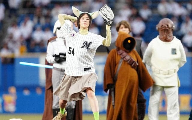 【ロッテ】スター・ウォーズの大ファン恒松祐里、グローグーのカチューシャでセレモニアルピッチ