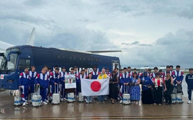 チャーター機を降りた日本代表イレブンに合宿地ナッシュビル市から熱烈な歓迎…チームバス、飛行機とともに貴重な記念ショット
