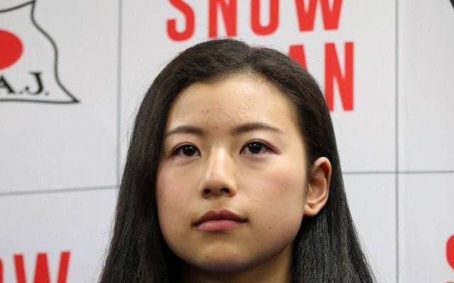 【スノボ】ミラノ金の戸塚優斗と結婚の今井胡桃さん、黄色の花束持ち波打ち際で幸せ２Ｓ披露