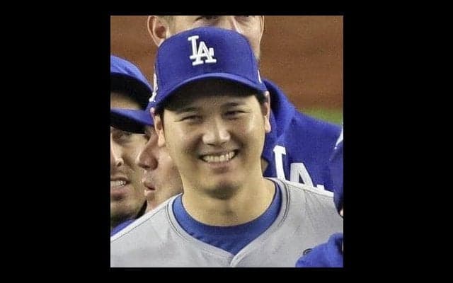 大谷翔平がフリーマンを祝福ハグ→左肩ポンポン！通算２５００安打達成のベテランの元へベッツ、マンシーも次々と　ドジャースのベンチ内が胸アツ