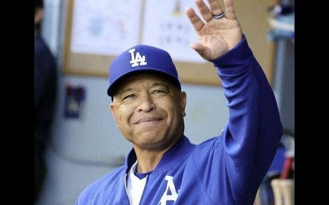 えっなんでｗゴルフ帰り！？ドジャース　ロバーツ監督がゴルフバッグを下げて球場入り　衝撃シーンに騒然「監督が率先してレジャー感覚なのが面白い」