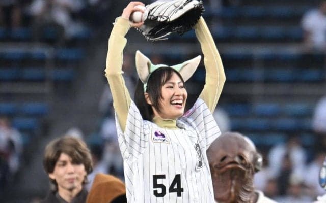 「可愛い笑顔が凄く素敵」人気女優が“つけ耳”でニッコリ　「人生初のセレモニアルピッチ」舞台裏を公開