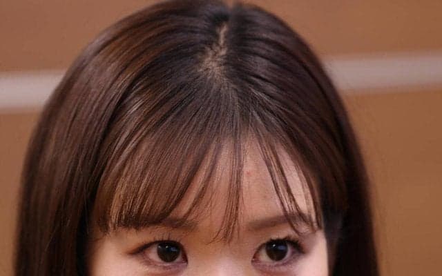 【カーリング】「みんなの太陽」吉田知那美　花柄ブラウス×デニムのさわやか私服姿に「ほれた」