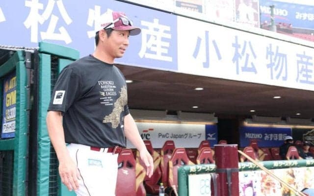 監督代行同士が笑顔でメンバー表を交換　楽天－巨人　両指揮官が言葉を交わす
