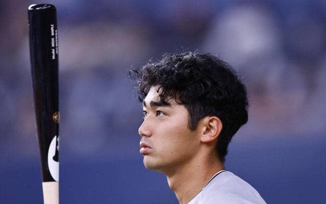 【巨人】三塚琉生が負傷交代　一塁へ帰塁の際に手をついた右肩痛める