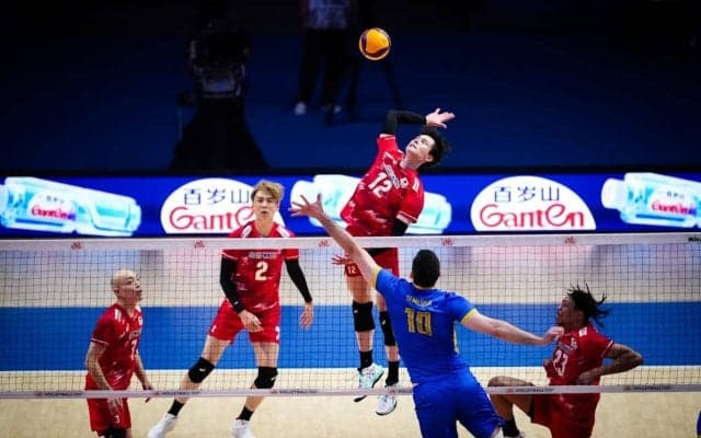 【バレー】高橋藍、マッチポイントで強烈バックアタック決める　ウクライナにストレート勝ち