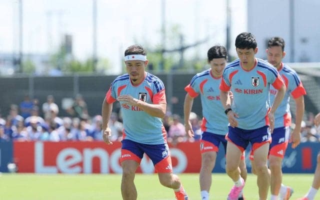 【Ｗ杯】長友が特製の“日の丸ヘアバンド”で登場　スーパーサイヤ人ヘアは封印？…初戦まであと４日