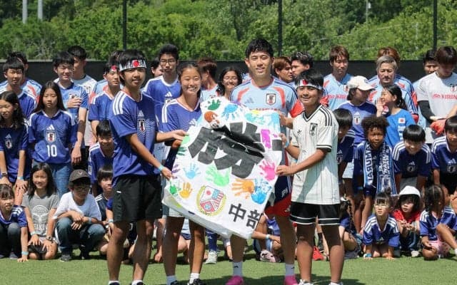 【Ｗ杯】森保ジャパン、テネシー州在住の９０人の子どもたちと交流　同地在住のＵ-１７なでしこジャパンＤＦ若月いずみが激励のメッセージ