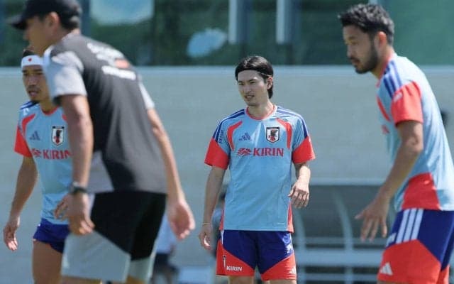南野拓実が『メンター』として挑むＷ杯　本格練習に初参加「行くよ！ここよ！」ボール回しで選手を鼓舞