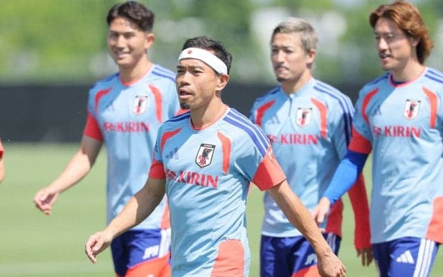 【Ｗ杯】長友佑都、特注“日の丸ヘアバンド”で全体練習「人生で初めて付けた」日本から持参　好感触で試合でも導入示唆