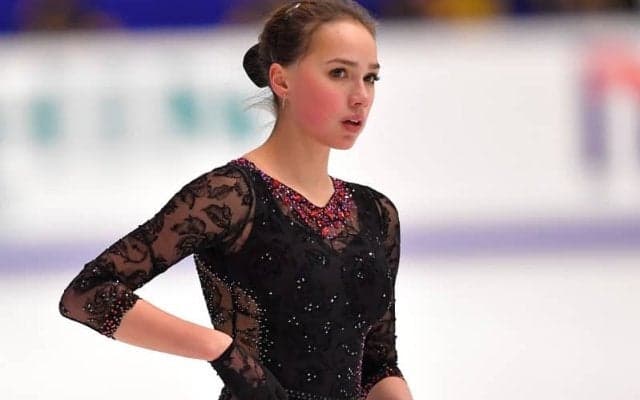 「もしかして結婚した？」ザギトワの近影にファン注目　純白のシースルードレスに身を包み…神秘的な雰囲気「魅力的でとても美しい」