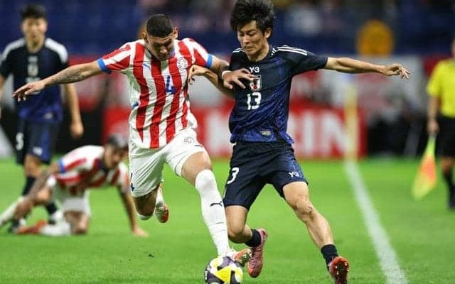 中村敬斗が短いソックスでプレーする理由　子どもたちはまねを避けて