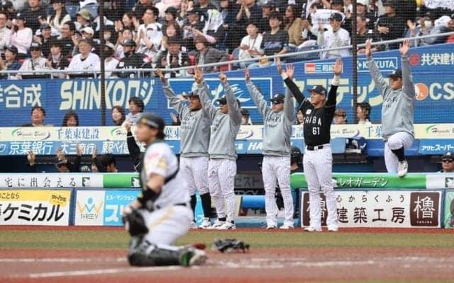 ロッテが千葉県内の小中高生ら5万人を無料招待…13年連続で寄贈式を実施