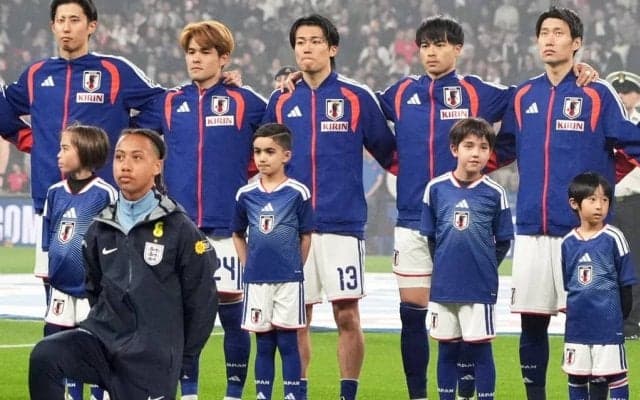 ｢カイシュウ飛べます｣市場価値100億円の日本代表MF、驚異のエアショットが話題｢たかっ!!｣｢飛び過ぎ笑｣で巨人の国オランダ無力化！