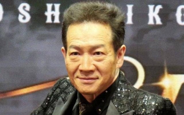 ６５歳がスラリ右足ハイキック　田原俊彦が始球式でノーバン投球披露　国歌も独唱、美声響かせる