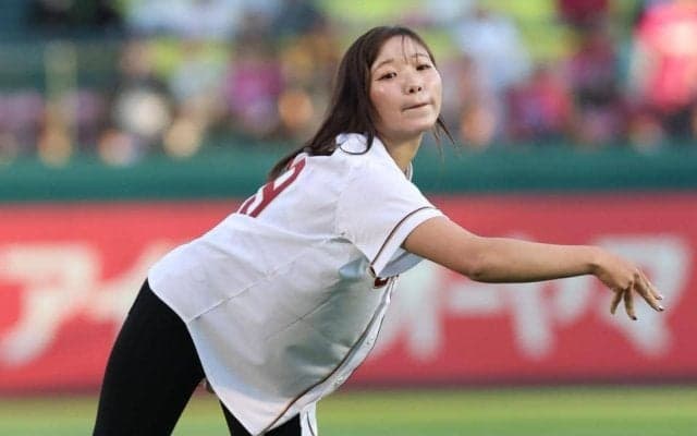 長髪ひらり小林美駒騎手が始球式　わずかにノーバンならずも「マウンドからの景色が素晴らしく」　クリムゾンレッドのネイルに３９ユニ　笑顔で手を振り応える