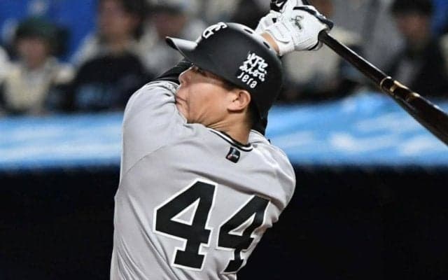 巨人・佐々木　１イニングで２度、打球の行方を見失う　２度目は右翼線二塁打に　薄暮の仙台で呆然