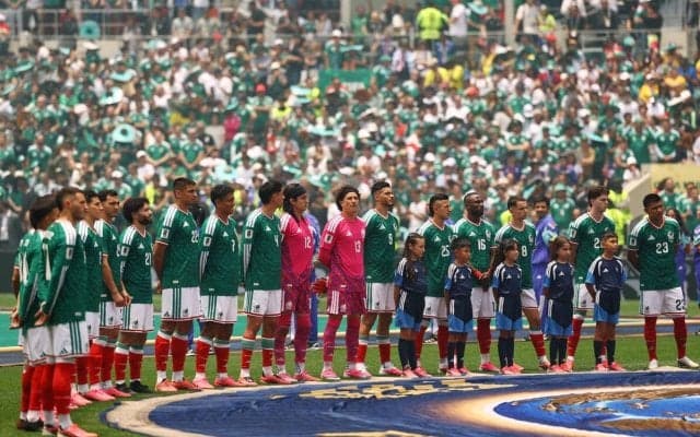 【Ｗ杯】全２６選手がピッチ中央で国歌斉唱！　スローイン５秒、選手交代１０秒以内、飲水タイム…新ルールが採用