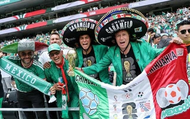 サッカーワールドカップ開幕　メキシコが開幕戦飾る　会場外ではデモ