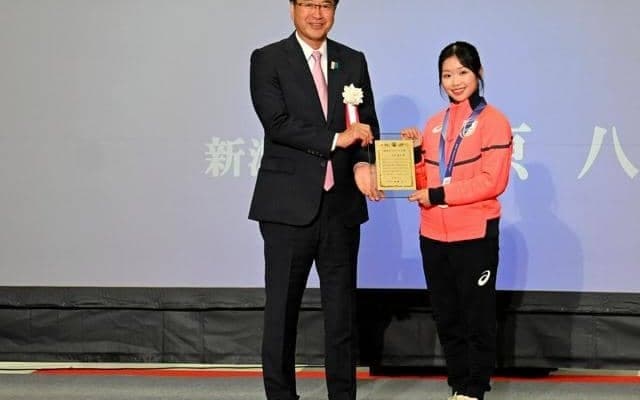 フィギュア中井亜美選手に新潟市スポーツ大賞　地元リンクでにっこり