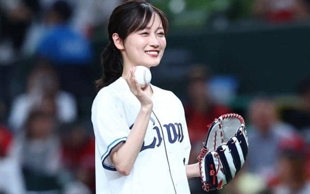 「ビジュ最強」スカートひらりの赤面投球　“元最強センター”に大興奮「マジで女神でした」