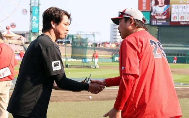 【広島】元同僚の楽天前田健太が新井監督、菊池、中崎、森下らにあいさつ、再会に笑顔