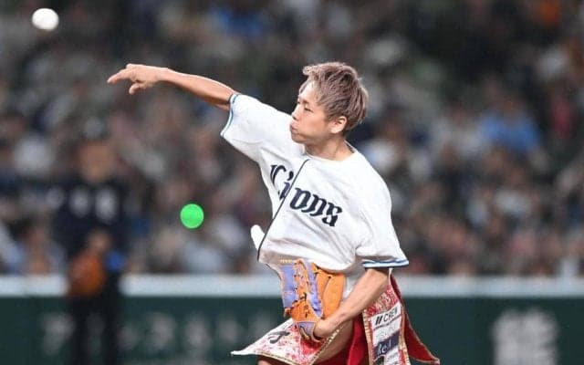 武尊がヒヤリ始球式　速球が巨人・浦田の足元を襲い苦笑い　チャンピオンベルトを肩にマウンドへ
