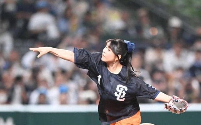 ラブライブ！μ’ｓメンバー高坂穂乃果役の新田恵海、矢澤にこ役の徳井青空が始球式　新田はノーバン投球で飛び跳ねて喜ぶ