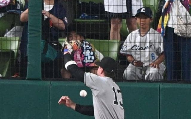 巨人・キャベッジが八回に痛恨失策　西川の左中間への飛球をグラブに当てて落球、続く滝沢の右翼線タイムリー三塁打で３点目奪われる