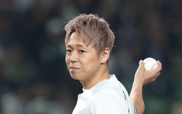 【西武】K－１の元３階級世界王者の武尊が始球式　妻で女優の川口葵がプレゼンターとして登場