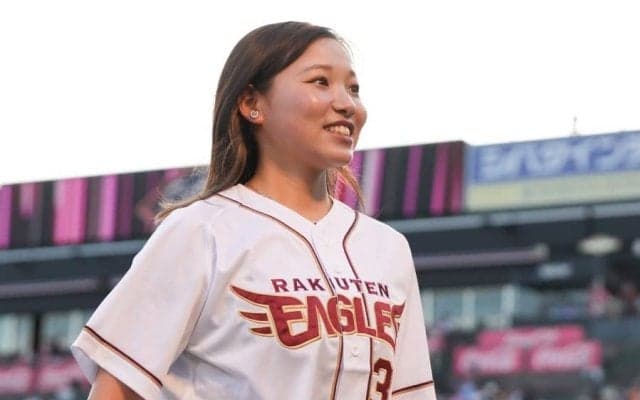 21歳の女性アスリートが「良い球投げてる」　連続“ペコリ”→華麗な投球がSNSで話題