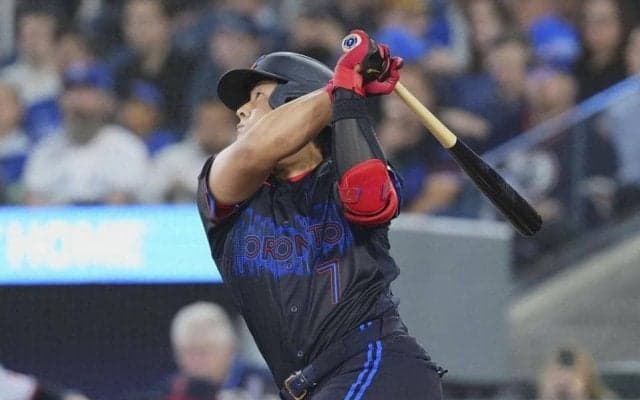 岡本和真　飛距離１２９メートルの特大１４号！ゲレーロがベンチで頭を抱える一撃　本拠地騒然　正捕手カーク復帰の祝砲　６月２本目