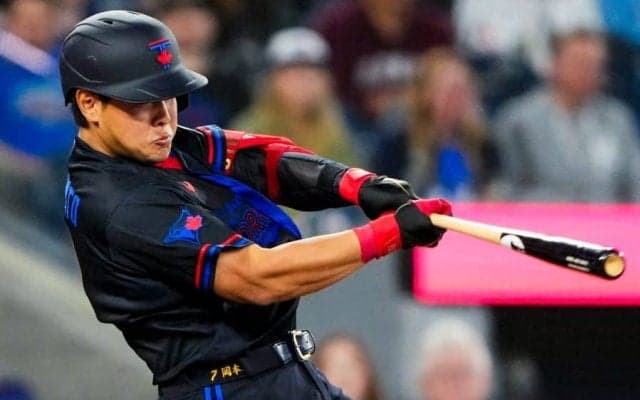 岡本和真、9試合ぶり14号　3階席飛び込む特大弾、ゲレーロJr頭抱える…年間32HRペース、本拠地騒然